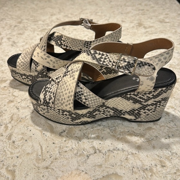 NEW~QUPID~STONE BLACK~SNAKE~STRAPPY WEDGE SANDALS~3 1/4” HEEL~SIZE 8~BR - Picture 9 of 10
